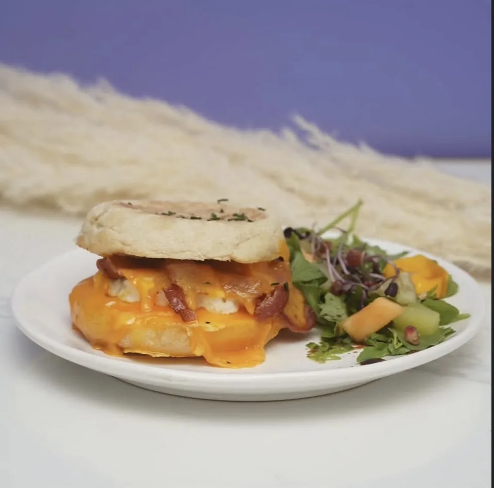 Egg Muffin au bacon et cheddar fondant
