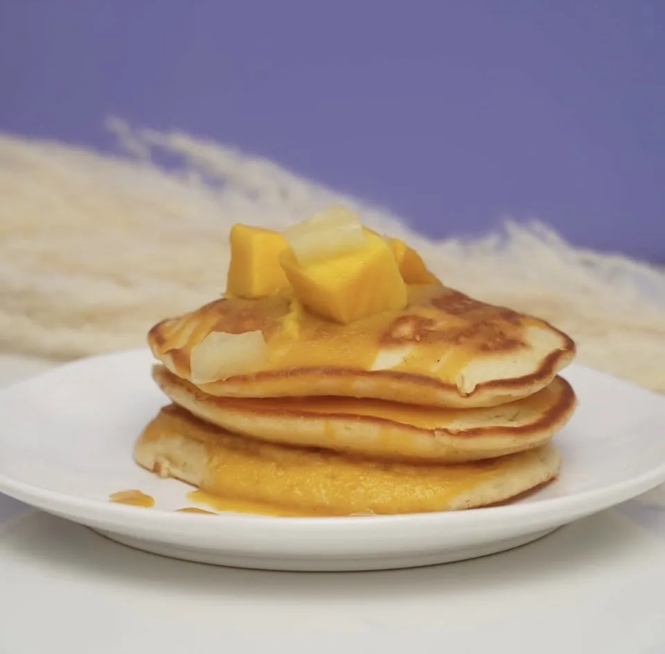 Pancakes nappés au fruit de la passion et mangue