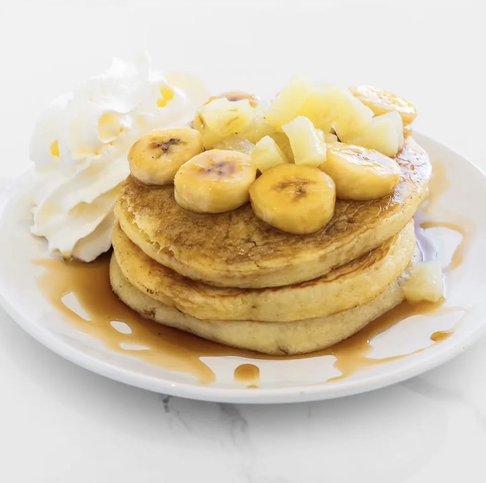 Pancakes maison à la banane, ananas et sirop d'érable